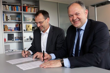 President Michael Pötzl (l.) and Šimun Anđelinović signing the memorandum of understanding.