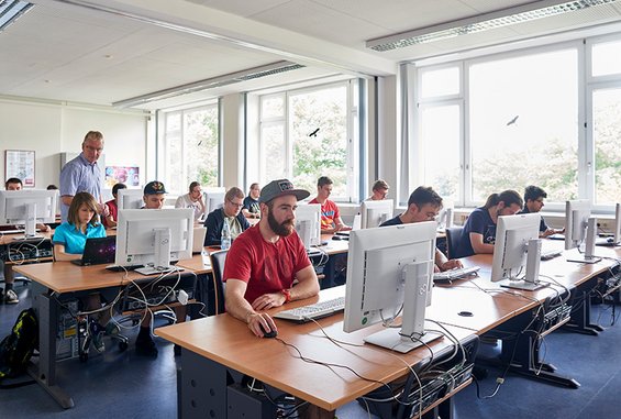 Ein PC-Labor mit Studierenden der Informatik.
