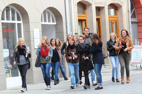 Studierende in der Coburger Innenstadt laufend
